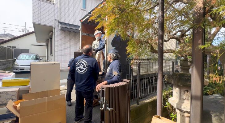 地域の絆を守るため回収作業をしているクレスト神奈川作業員